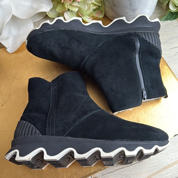 Sorel Kinetic Short Boots in Black Suede - Picture 6 of 16